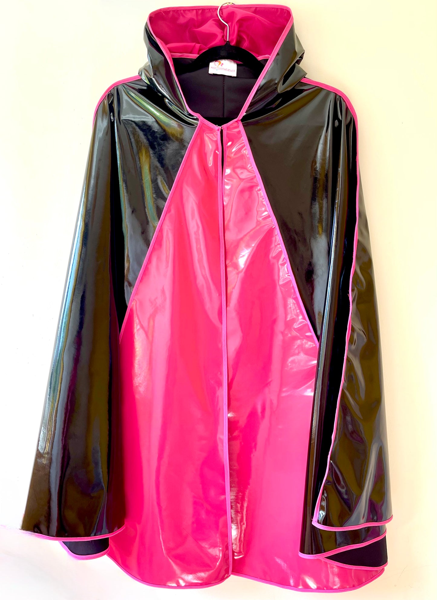 ENVELOPE Long cape: Magenta/Black