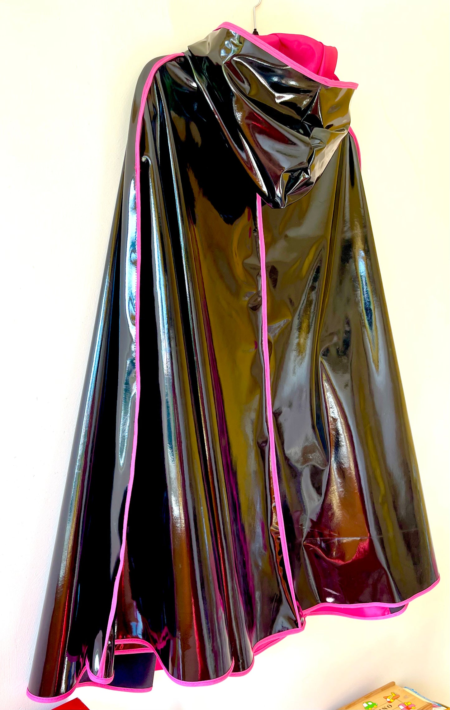 ENVELOPE Long cape: Magenta/Black