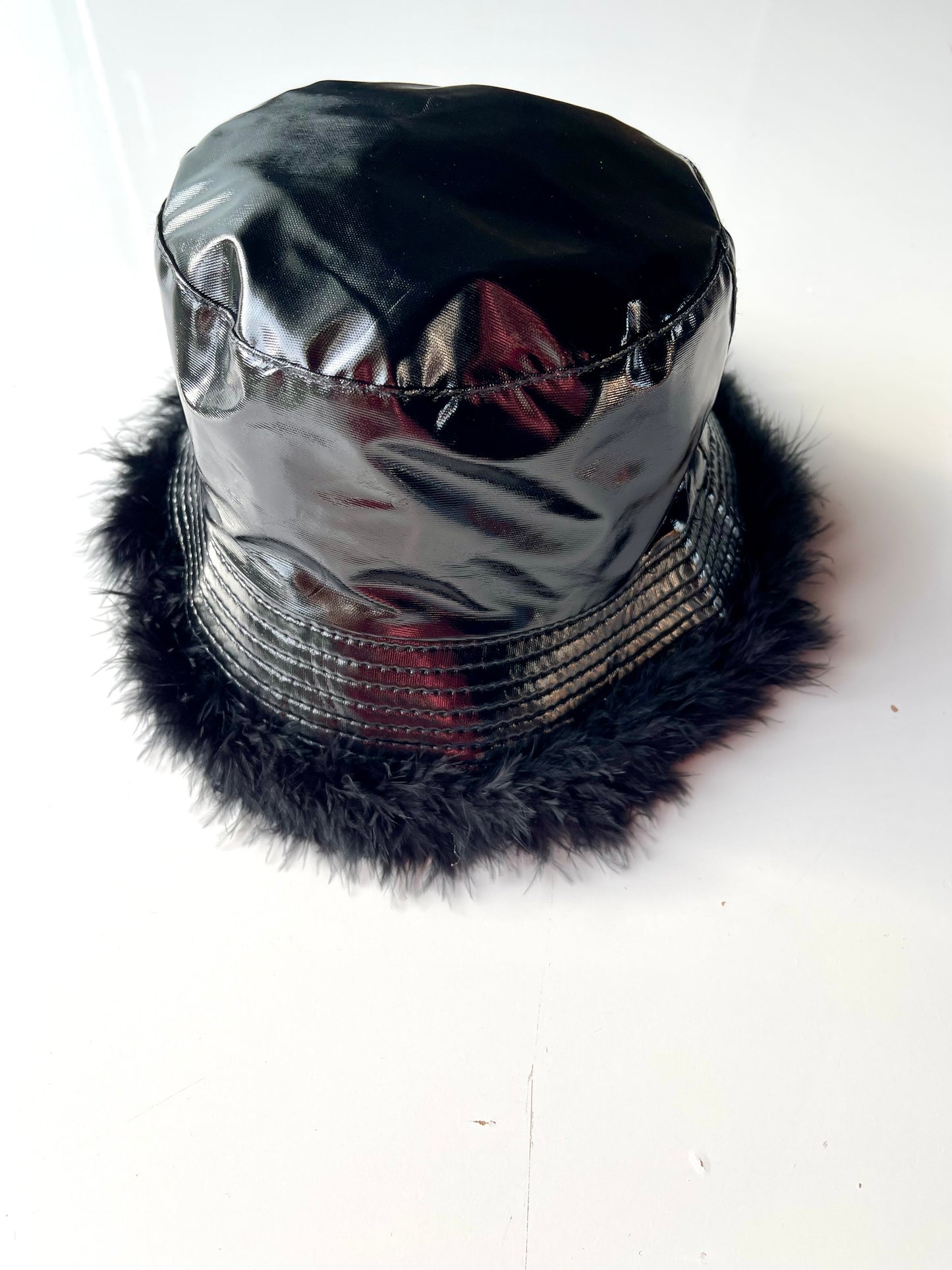 Bucket hat: Black; black trim