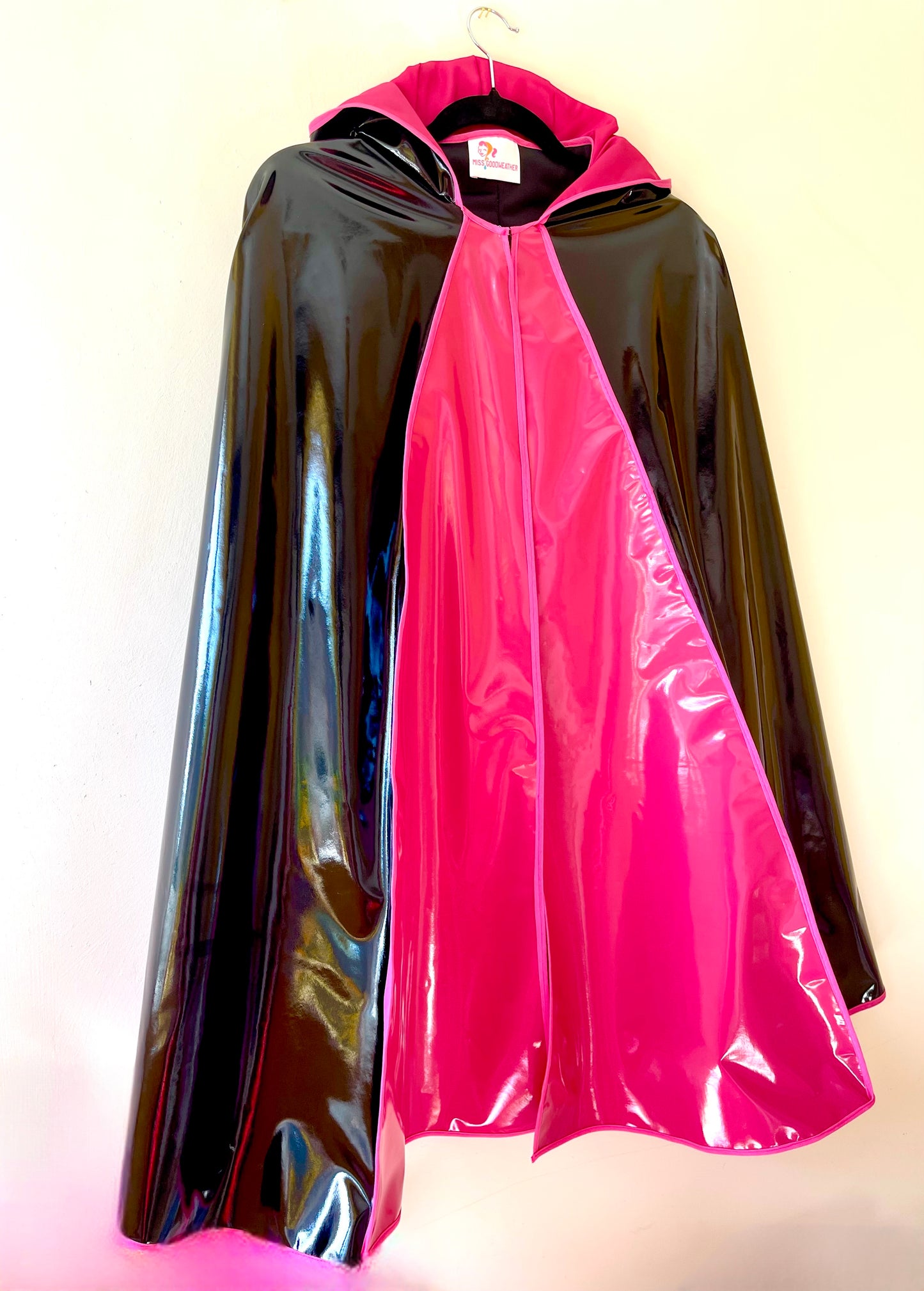 ENVELOPE Long cape: Magenta/Black