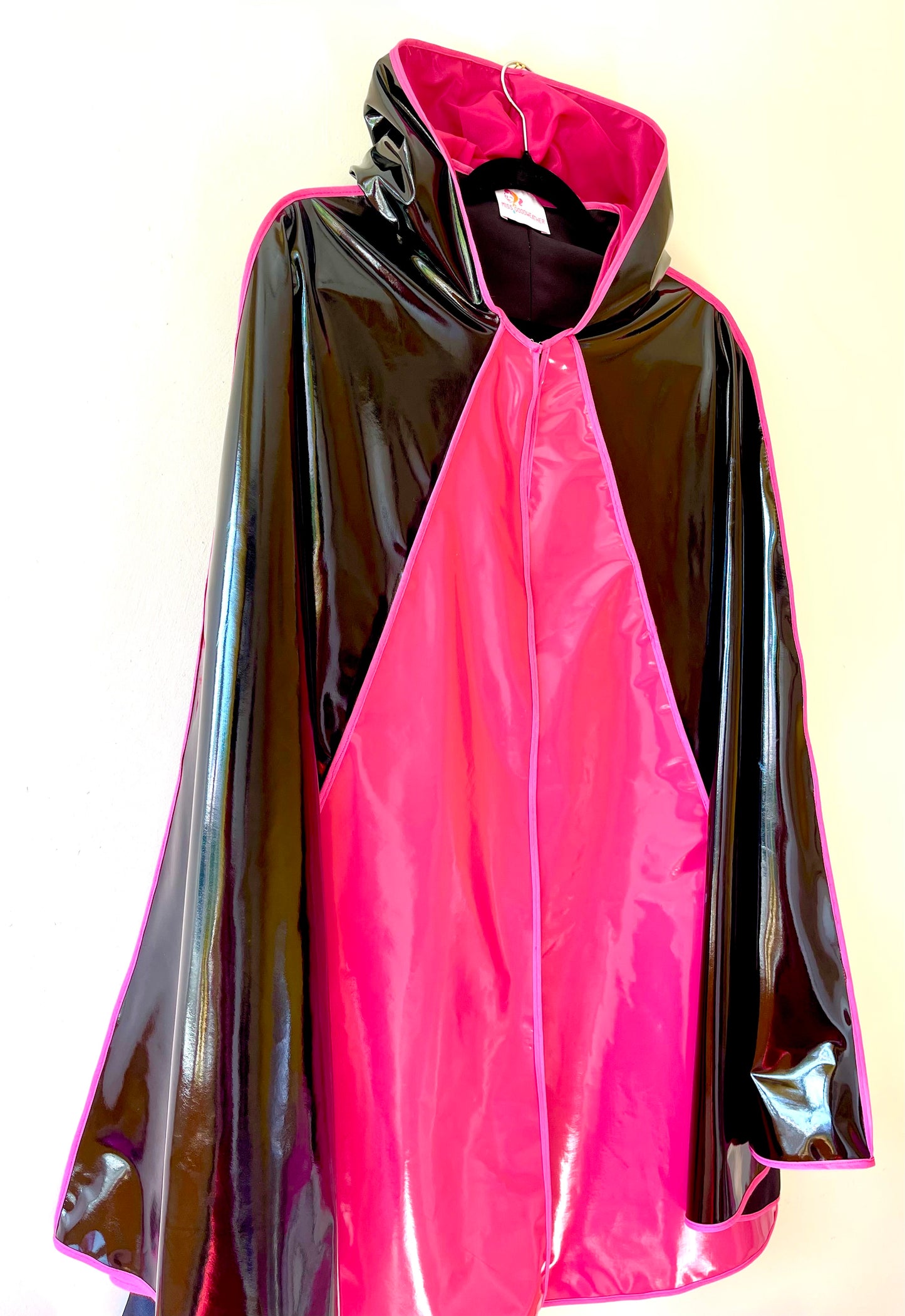 ENVELOPE Long cape: Magenta/Black
