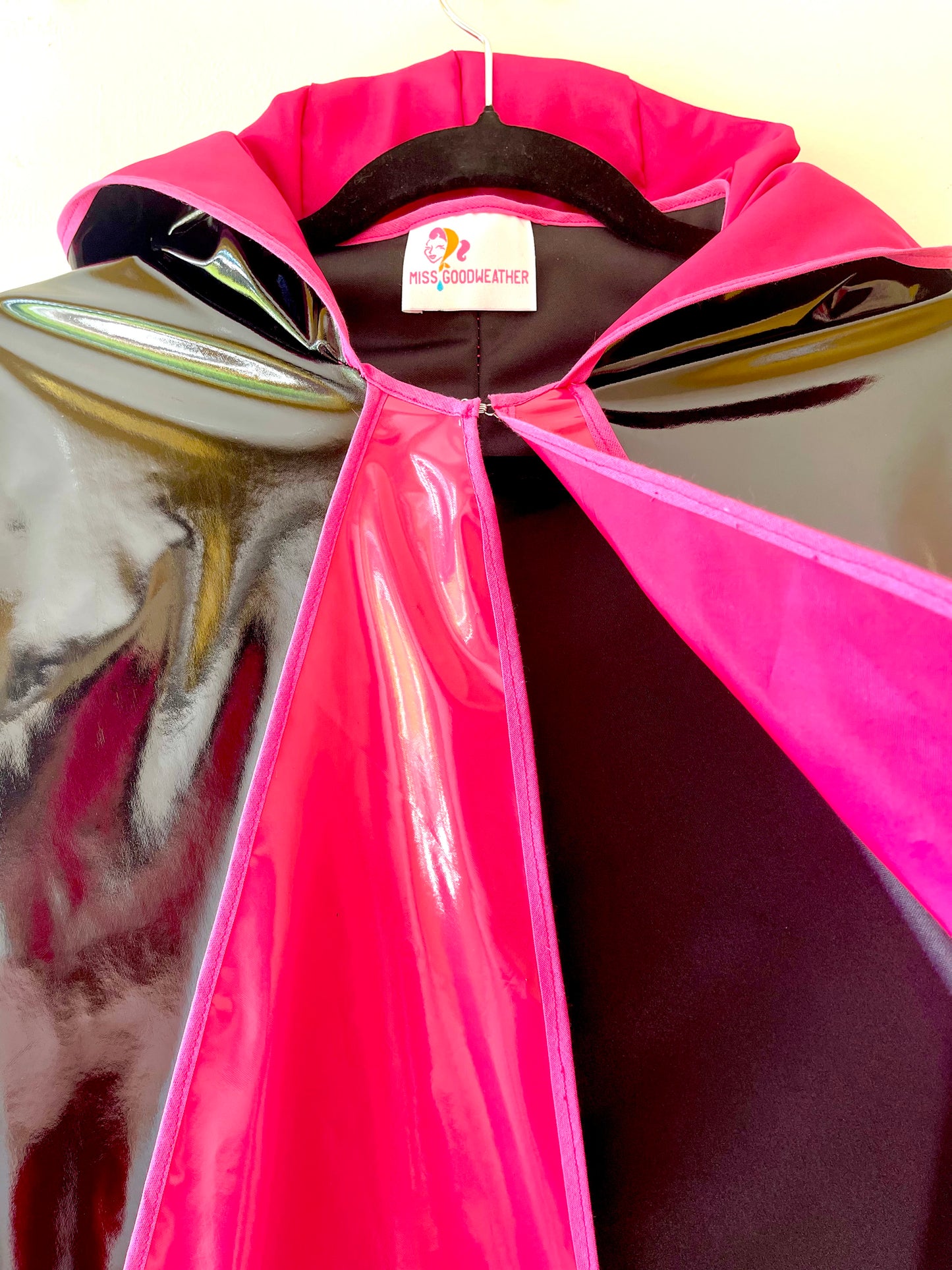 ENVELOPE Long cape: Magenta/Black