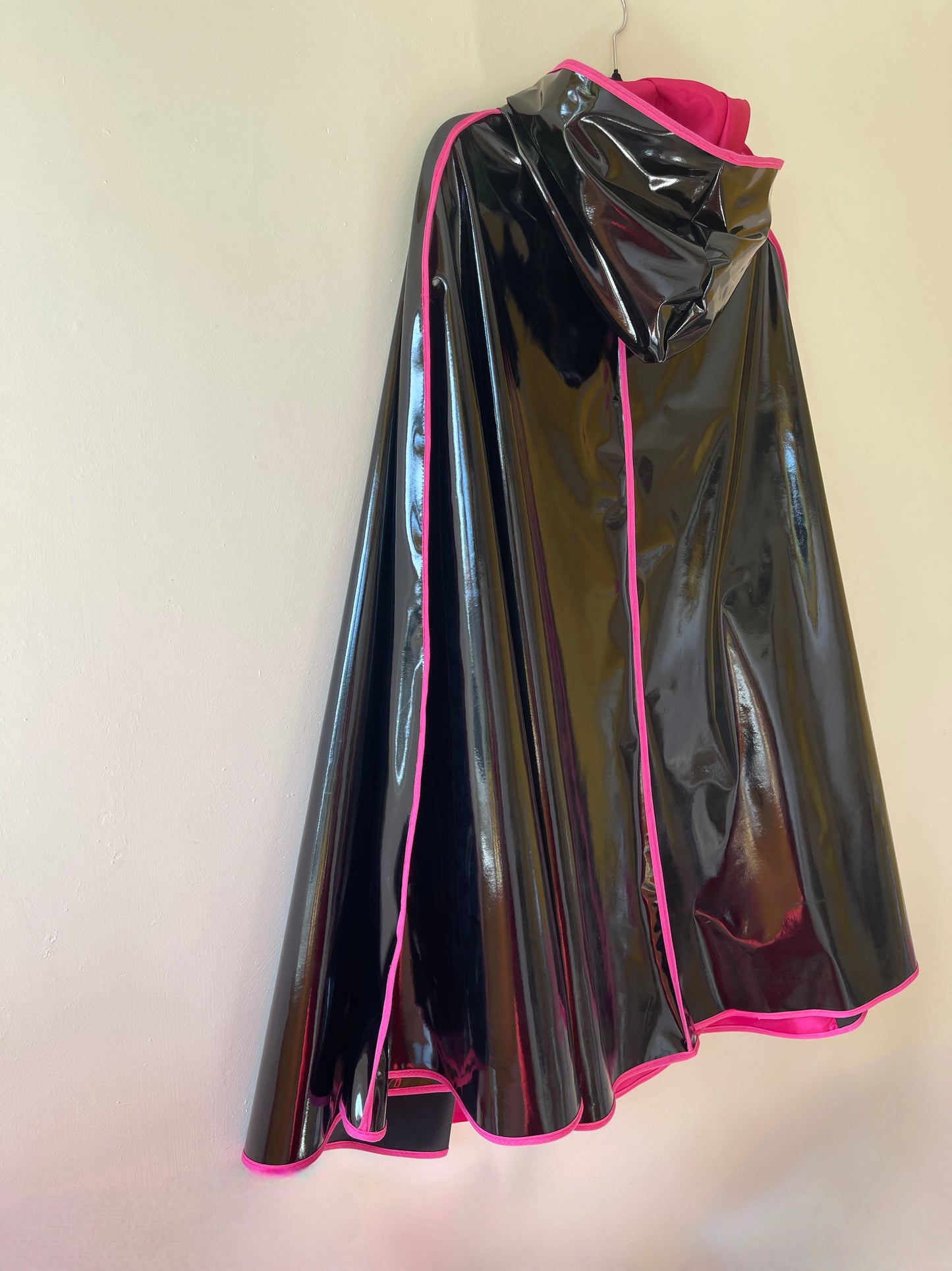 ENVELOPE Long cape: Magenta/Black
