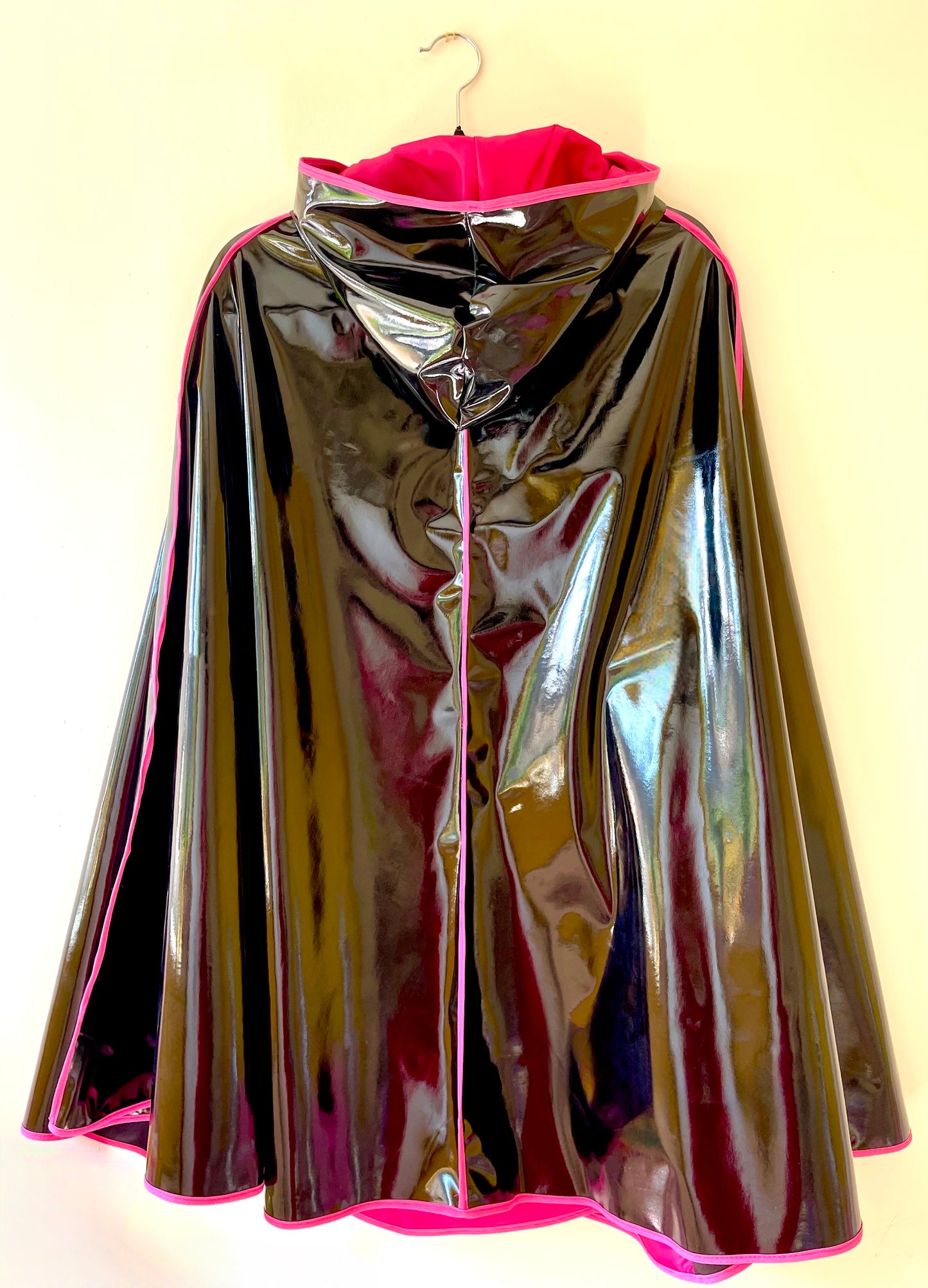 ENVELOPE Long cape: Magenta/Black