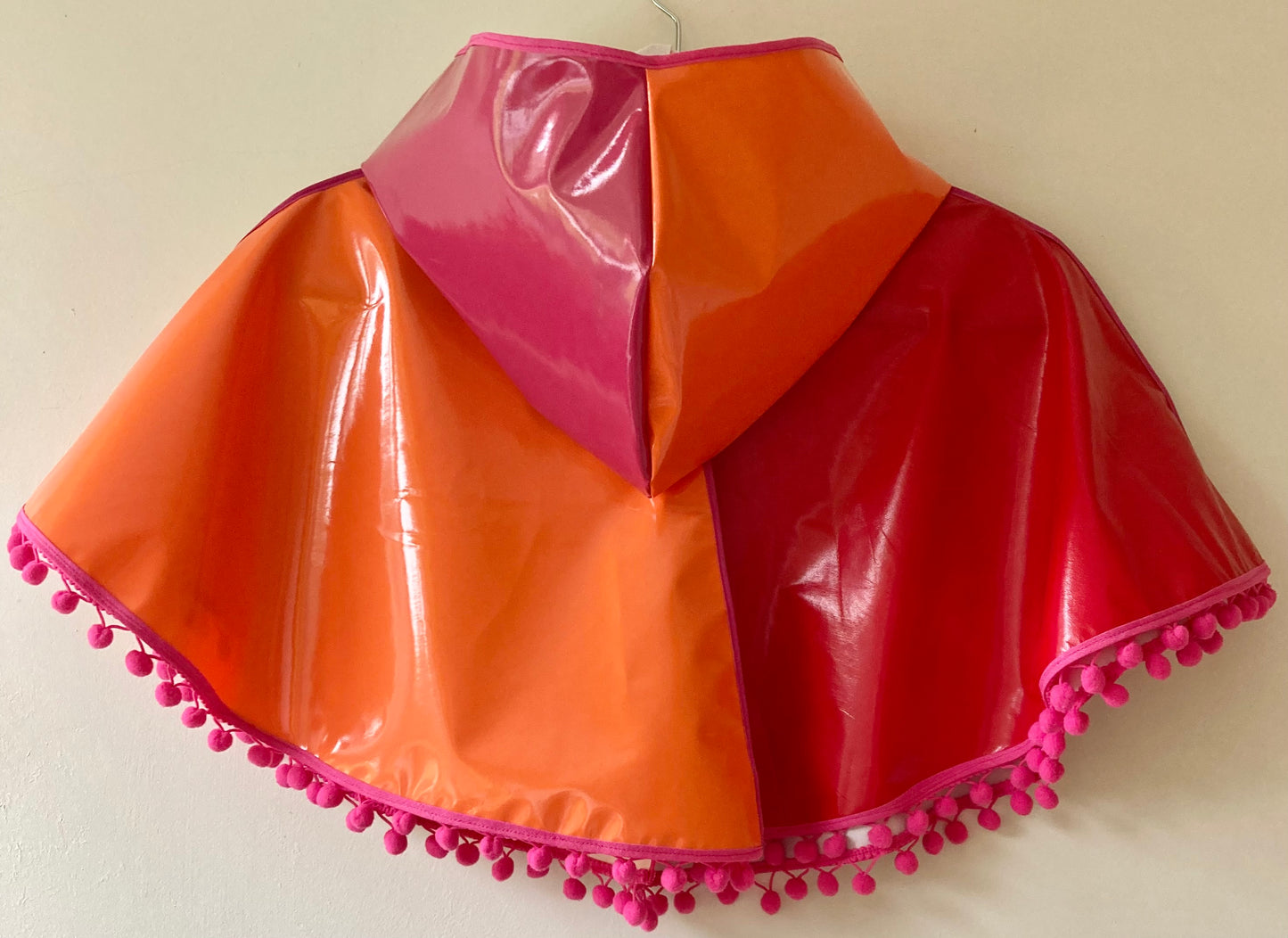 CYCLONE Sunset cape with pink pompoms