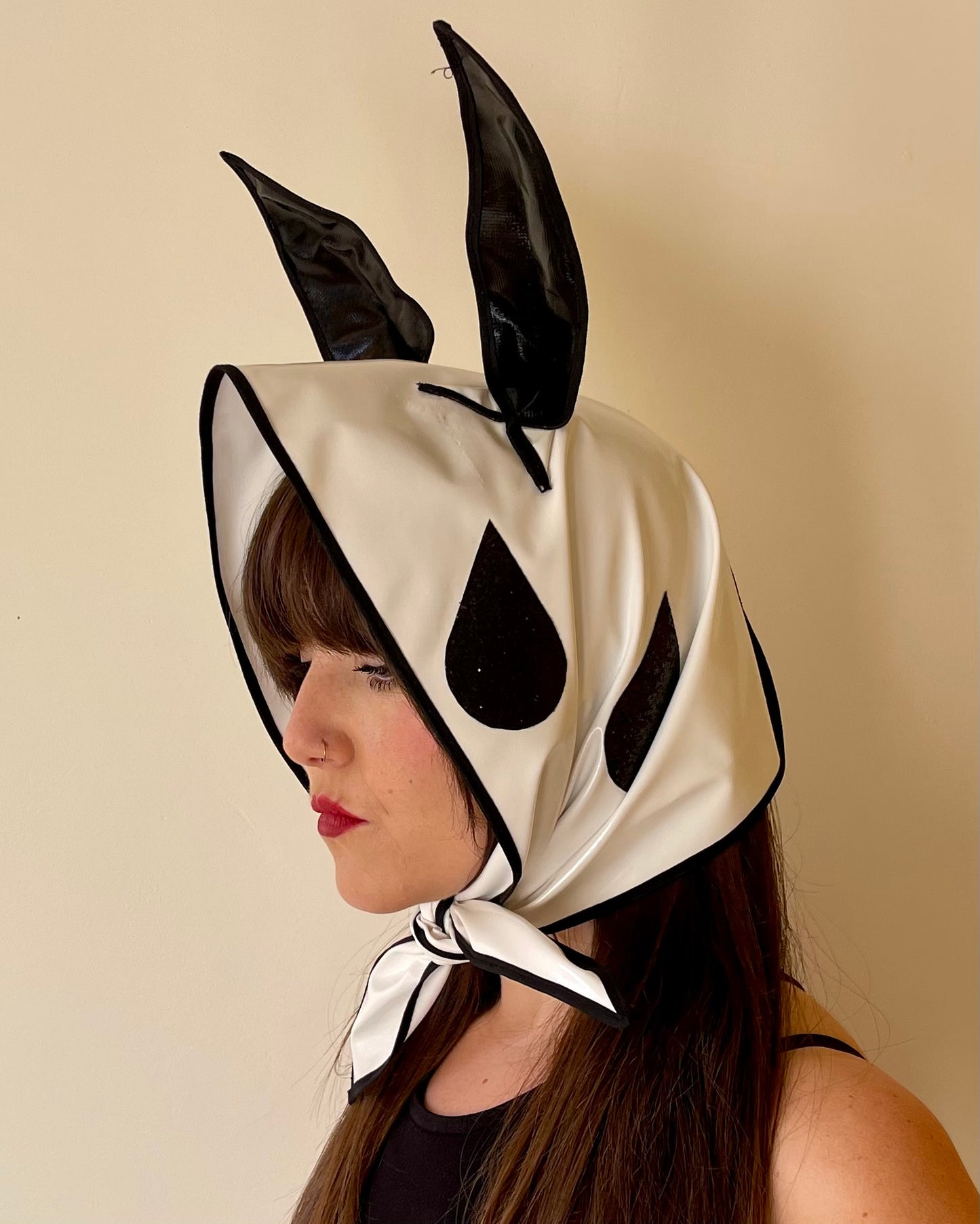 HEY BUNNY! Rain-ready Hoodlet: Monochrome